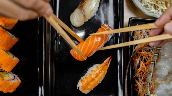 Ręczne Trzymanie Pałeczki Jedzenia Japońskiego Jedzenia — Zdjęcie stockowe