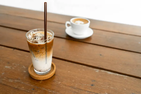 Eiskaffee Und Sahne Mit Karamellsoße Auf Dem Tisch — Stockfoto