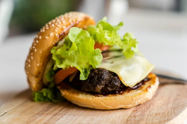 Tahta Tabakta Hamburger Fast Food Konsepti — Stok fotoğraf