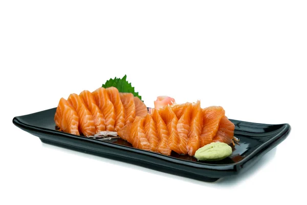 Beyaz arka planda somon balığı. Japon gıda konsepti