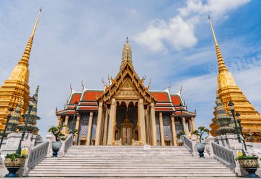 Zümrüt Buda ya da Wat Phra Kaew Tapınağı turistler için ünlü bir yerdir.