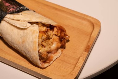 Tahta tabakta tavuk kebabı rulosu