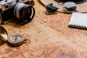 Vintage Compass a kamera na mapě pro plánování cest