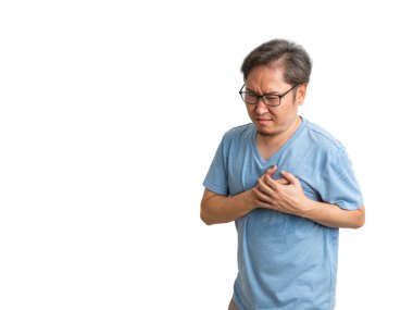 Bir adam göğsünü sıkıca tutuyor, şiddetli bir ağrı, kalp krizi olabilir..