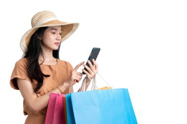 Beyaz arka planda online alışveriş yapmak için akıllı telefonu kullanan güzel bir kadın portresi