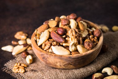 Bir kase fındık çeşitler.