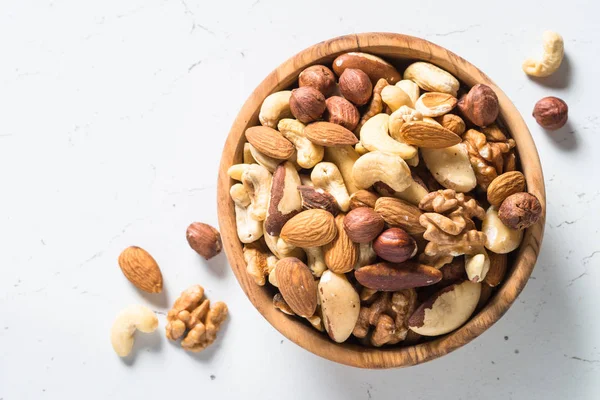 Assortiment Noix Dans Bol Bois Sur Une Table Pierre Blanche — Photo