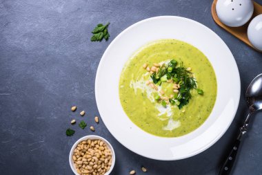 Kabak, otlar ve krem krem çorbası.