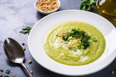 Kabak, otlar ve krem krem çorbası.