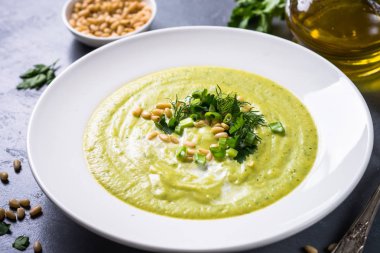 Kabak krem çorba otlar ve krema ile.