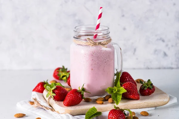 Erdbeer-Milchshake oder Smoothie. — Stockfoto