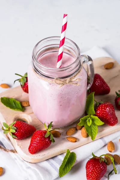 Erdbeer-Milchshake oder Smoothie. — Stockfoto