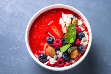 Güler yüzlü kase taze meyveleri ve fındık ile. 