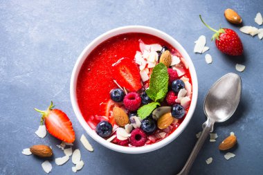 Güler yüzlü kase taze meyveleri ve fındık ile. 