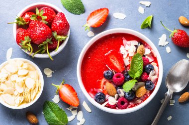 Güler yüzlü kase taze meyveleri ve fındık ile. 