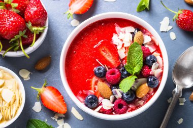 Çilek taze meyveleri ve fındık ile güler yüzlü kaseden. 