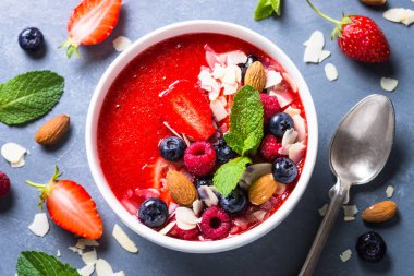 Güler yüzlü kase taze meyveleri ve fındık ile. 