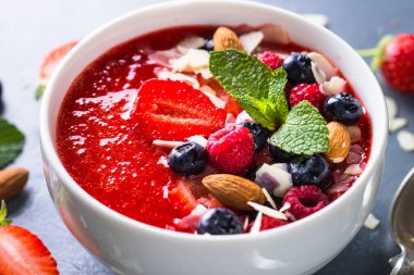 Güler yüzlü kase taze meyveleri ve fındık ile. 