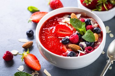 Güler yüzlü kase taze meyveleri ve fındık ile. 