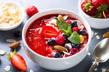 Güler yüzlü kase taze meyveleri ve fındık ile. 