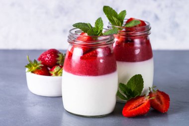 Panna cotta çilek ile.