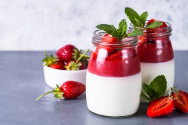 Panna cotta çilek ile.