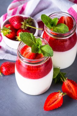 Panna cotta çilek ile.