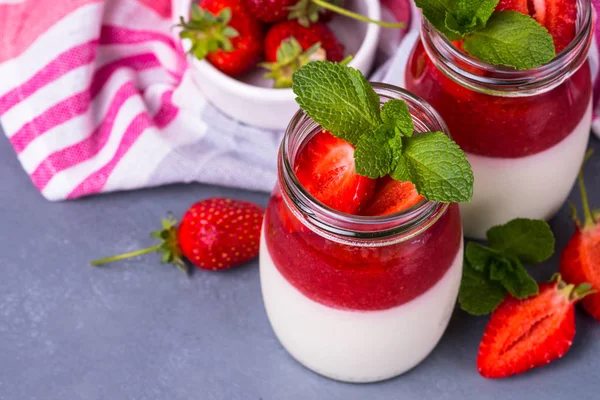 Panna cotta with strawberry. — Stock Photo, Image