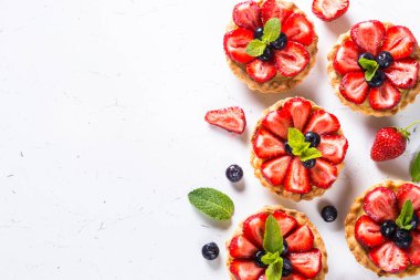 Beyaz üzerine çilekli tart.