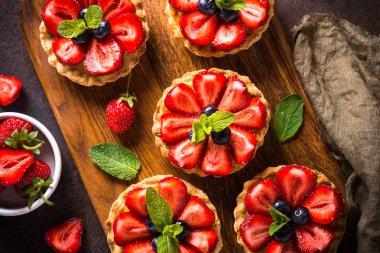 Karanlık masada Çilekli tart.