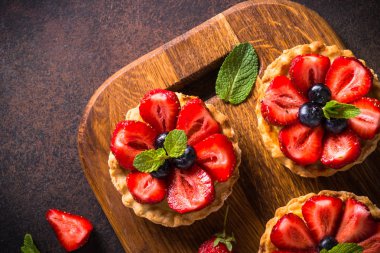 Karanlık masada Çilekli tart.