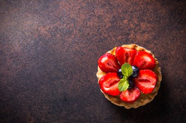 Karanlık masada Çilekli tart.