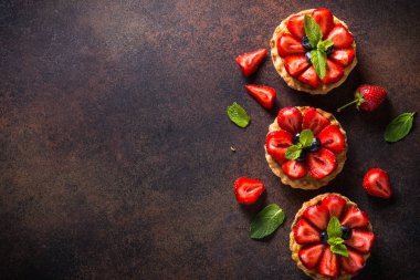 Karanlık masada Çilekli tart.