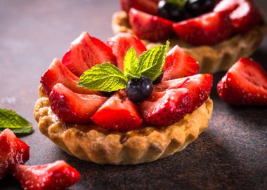 Karanlık masada Çilekli tart.