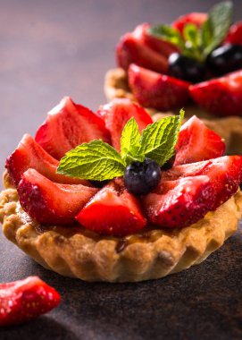 Karanlık masada Çilekli tart.