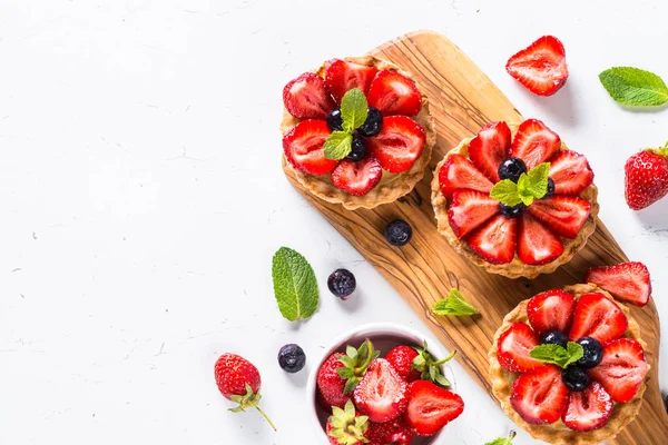 Beyaz üzerine çilekli tart.