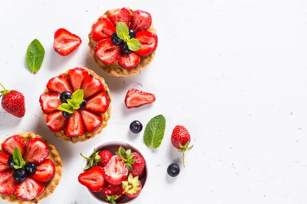 Beyaz üzerine çilekli tart.