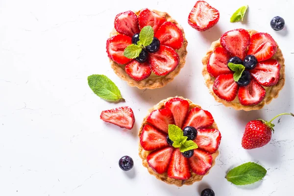 Beyaz üzerine çilekli tart.