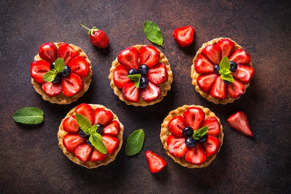 Karanlık masada Çilekli tart.