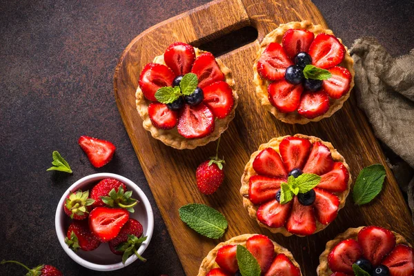 Karanlık masada Çilekli tart.