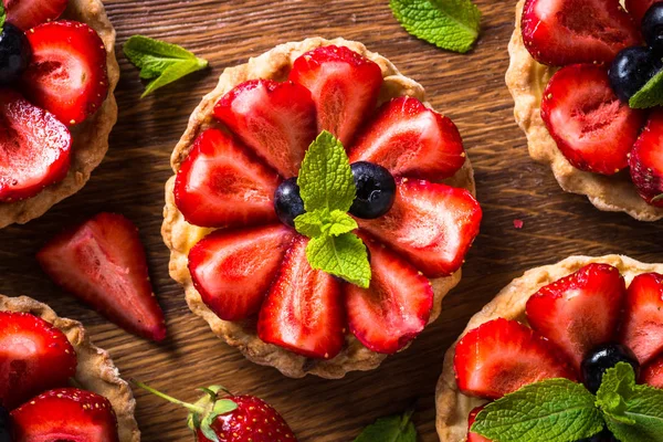 Karanlık masada Çilekli tart.