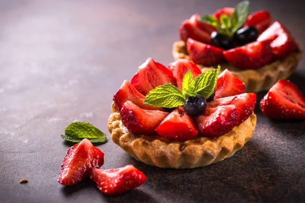 Karanlık masada Çilekli tart.