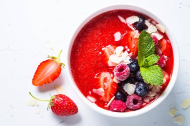 Taze meyveleri ve badem ile güler yüzlü kase. 