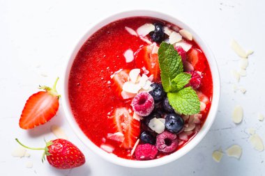 Taze meyveleri ve badem ile güler yüzlü kase. 