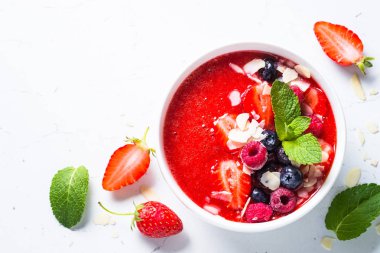 Taze meyveleri ve badem ile güler yüzlü kase. 