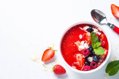 Taze meyveleri ve badem ile güler yüzlü kase. 