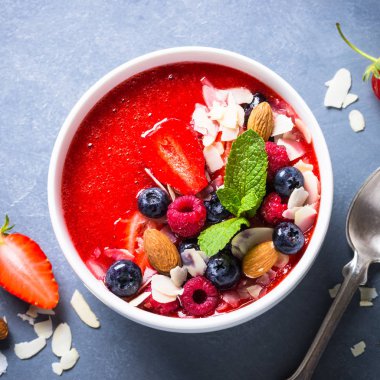 Güler yüzlü kase taze meyveleri ve fındık ile. 