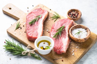 kesme tahtası üzerinde ham sığır eti striploin biftek. 