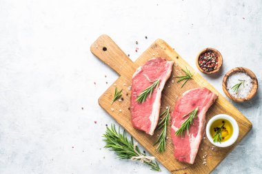 kesme tahtası üzerinde ham sığır eti striploin biftek. 