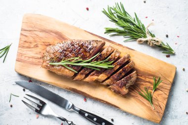 Kırmızı şarap ile sığır eti striploin biftek ızgara.